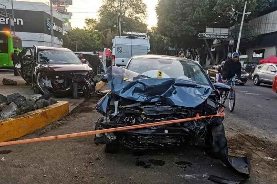 Choque entre 2 vehículos deja como saldo un muerto y un herido en la Alcaldía Iztapalapa de la CDMX