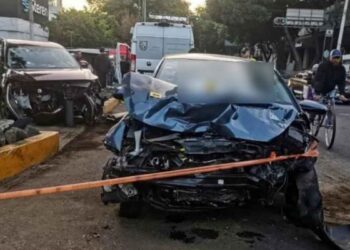 Choque entre 2 vehículos deja como saldo un muerto y un herido en la Ciudad de México