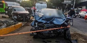 Choque entre 2 vehículos deja como saldo un muerto y un herido en la Ciudad de México