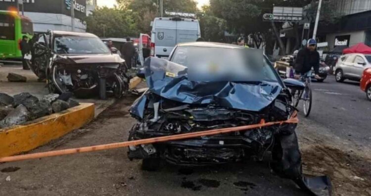 Choque entre 2 vehículos deja como saldo un muerto y un herido en la Ciudad de México
