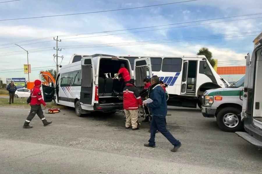 Choque entre camión y vehículo en la carretera Ciénega de Flores-Salinas Victoria deja 8 lesionados