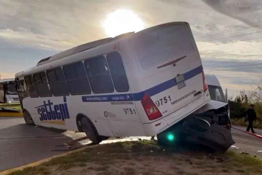 Choque entre camión y vehículo en la carretera Ciénega de Flores-Salinas Victoria deja 8 lesionados