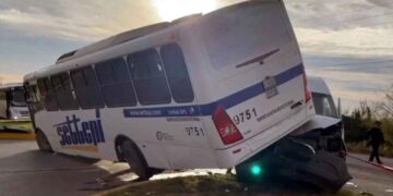 Choque entre camión y vehículo en la carretera Ciénega de Flores-Salinas Victoria deja 8 lesionados