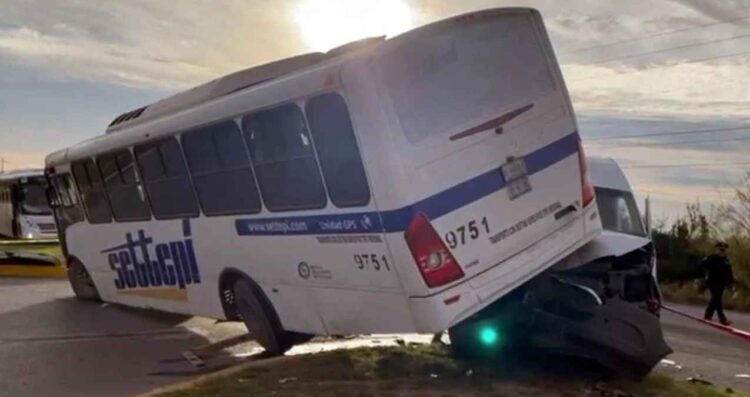 Choque entre camión y vehículo en la carretera Ciénega de Flores-Salinas Victoria deja 8 lesionados