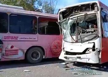 Choque entre camiones urbanos deja dos heridos en Juárez, NL