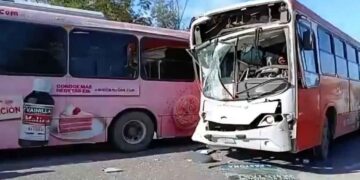 Choque entre camiones urbanos deja dos heridos en Juárez, NL