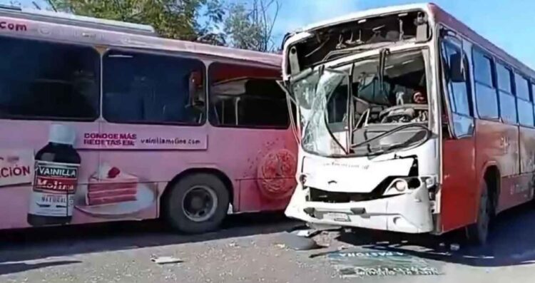 Choque entre camiones urbanos deja dos heridos en Juárez, NL