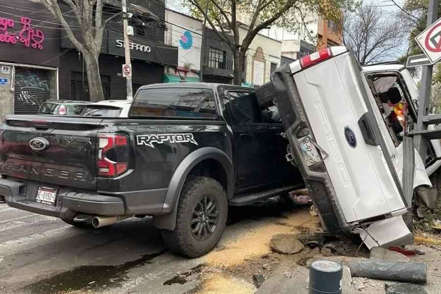 Choque entre dos camionetas en Guadalajara deja 3 heridos