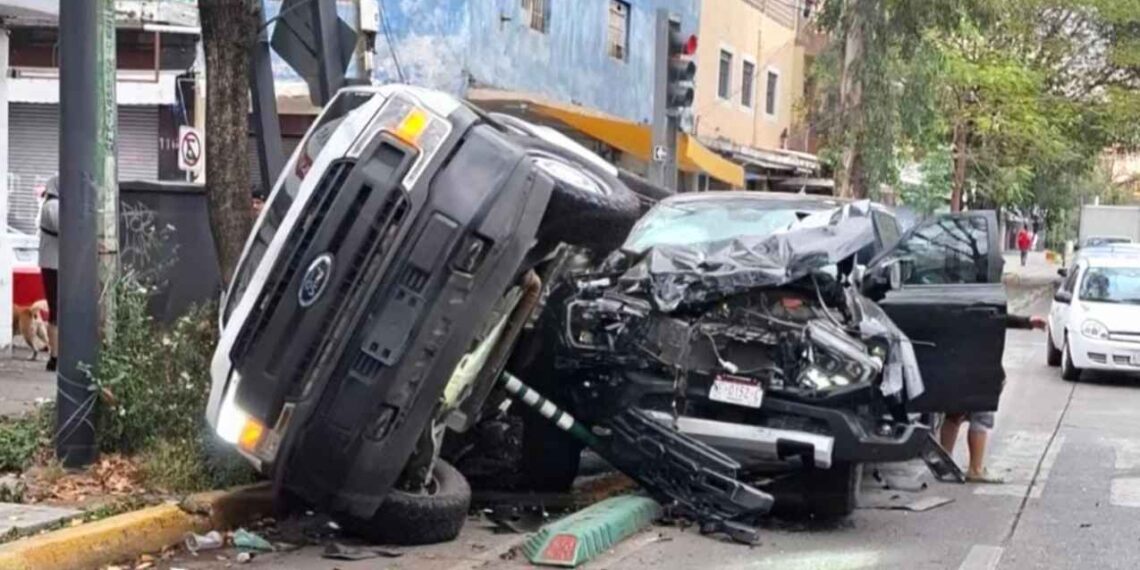 Choque entre dos camionetas en Guadalajara deja 3 heridos