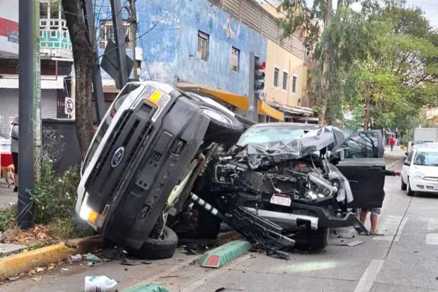 Choque entre dos camionetas en Guadalajara deja 3 heridos