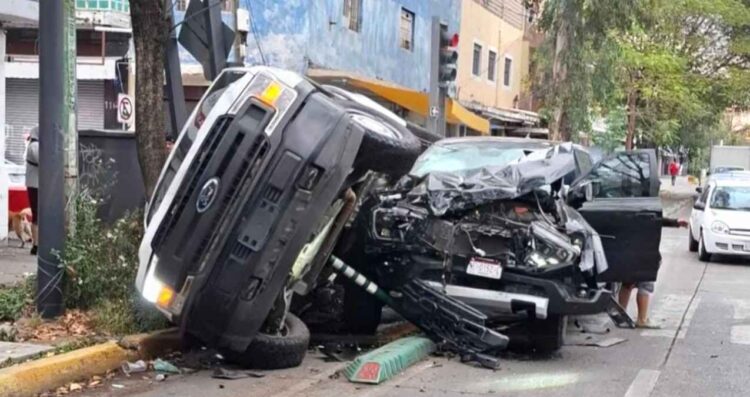 Choque entre dos camionetas en Guadalajara deja 3 heridos