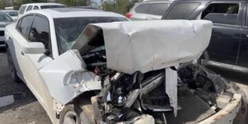 Choque entre microbús y auto en Matamoros causa caos vial