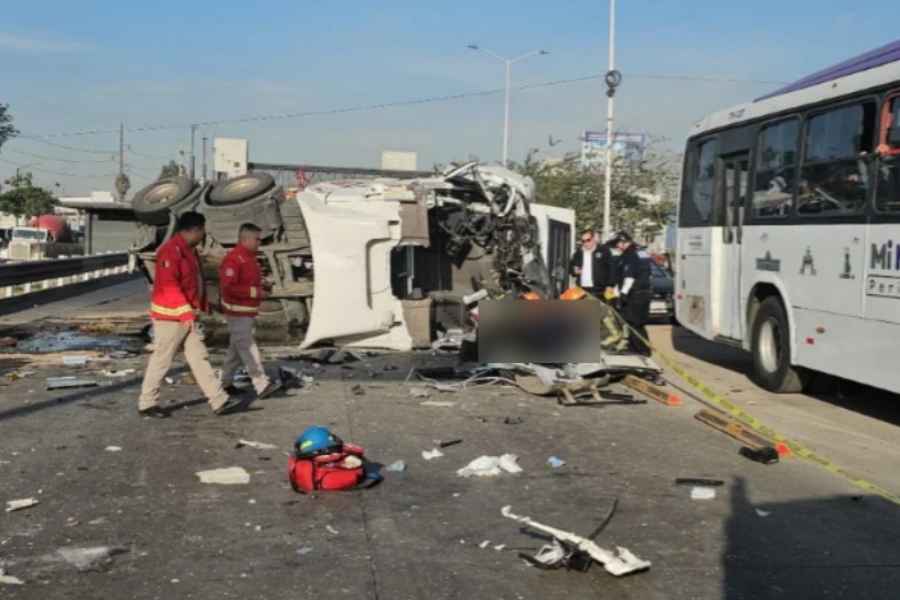 Choque entre tráiler y automóvil deja 3 lesionados en Tlaquepaque, Jalisco