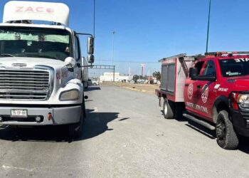 Choque entre tráiler y camioneta en Nuevo Laredo deja daños materiales