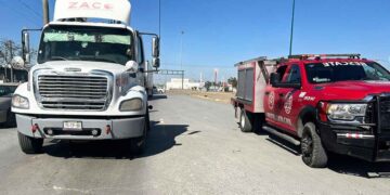 Choque entre tráiler y camioneta en Nuevo Laredo deja daños materiales