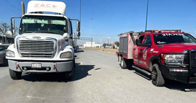 Choque entre tráiler y camioneta en Nuevo Laredo deja daños materiales