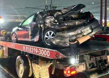 Choque entre transporte de personal y un auto deja 4 heridos en Santa Catarina, NL