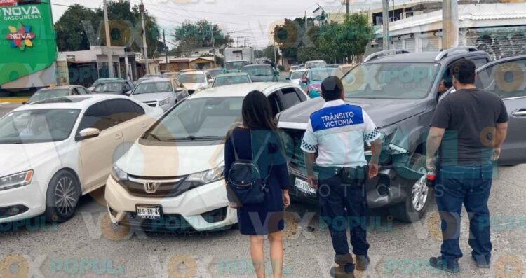 Choque múltiple en Ciudad Victoria deja cuantiosos daños materiales