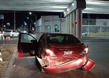 Choque por alcance en avenida Eva Sámano deja daños materiales en Nuevo Laredo, Tamaulipas