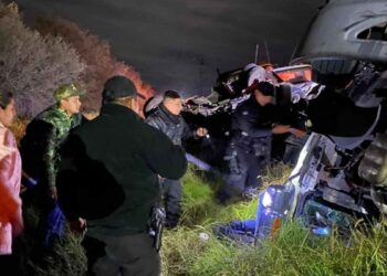Choque y volcadura entre tráileres deja operador prensado en Padilla