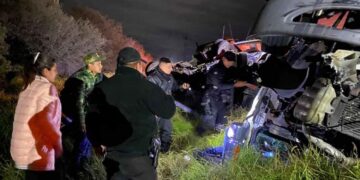 Choque y volcadura entre tráileres deja operador prensado en Padilla