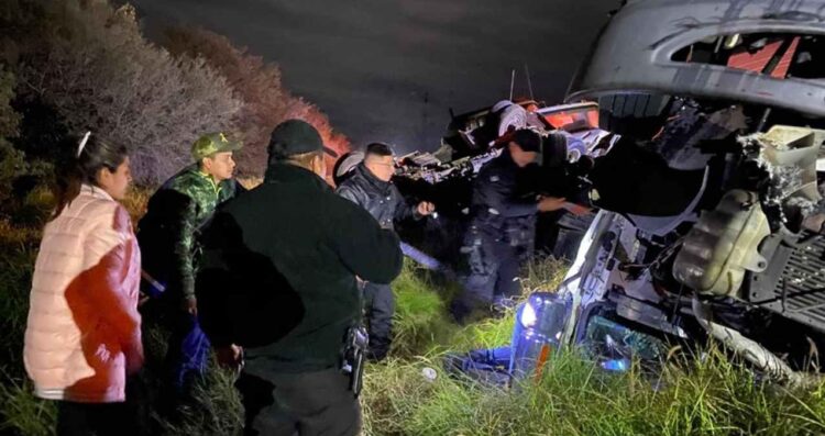 Choque y volcadura entre tráileres deja operador prensado en Padilla