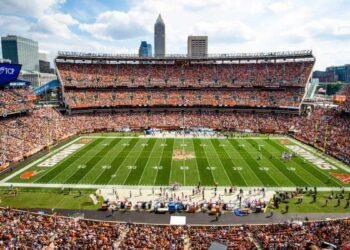 Cleveland lucha por mantener a los Browns en su estadio: Presenta demanda