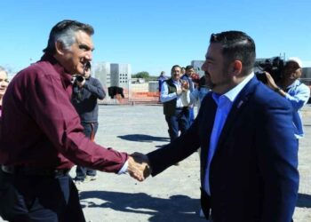 Coloca Américo primera piedra de nueva planta Medline en Nuevo Laredo