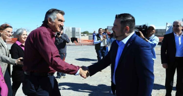 Coloca Américo primera piedra de nueva planta Medline en Nuevo Laredo