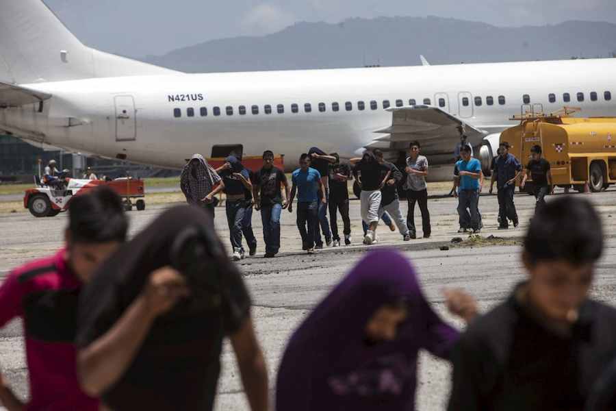 Colombia devuelve vuelos de deportación de EU ¡Exigen trato digno a migrantes!