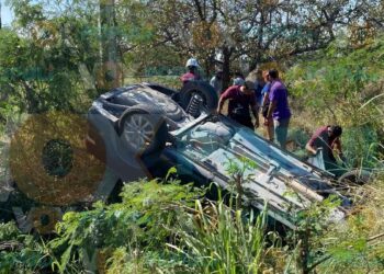 Conductor causa choque y termina volcado en dren en la carretera Mante-Tampico
