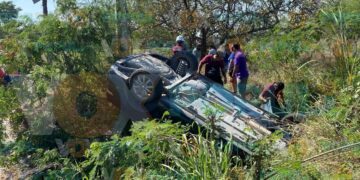 Conductor causa choque y termina volcado en dren en la carretera Mante-Tampico
