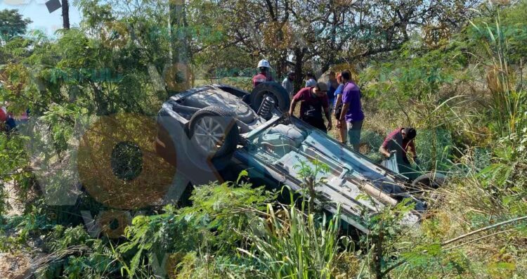 Conductor causa choque y termina volcado en dren en la carretera Mante-Tampico