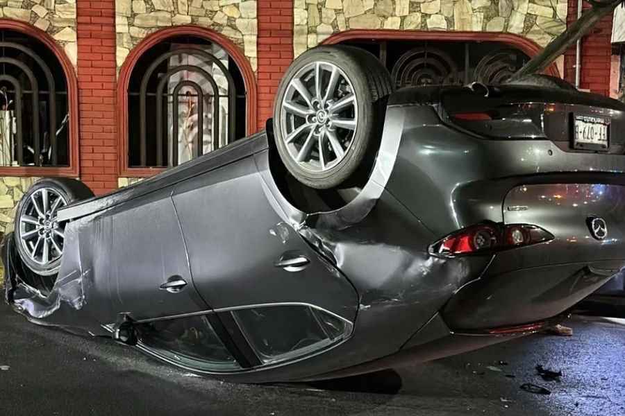 Conductor choca contra camioneta y vuelca en Monterrey, Nuevo León 