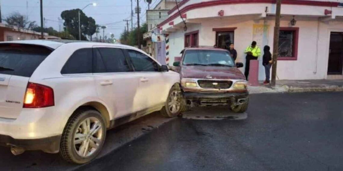 Conductor ocasiona fuerte choque en Nuevo Laredo