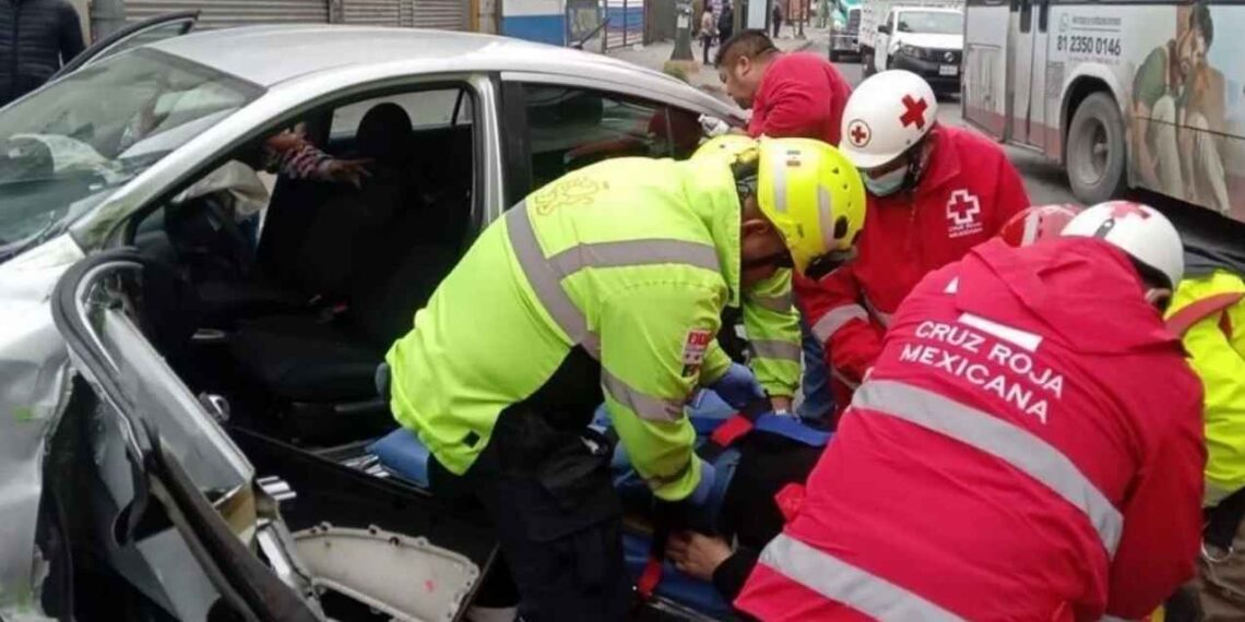 Conductor de tercera edad queda atrapado tras colisión en Monterrey, NL