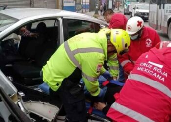 Conductor de tercera edad queda atrapado tras colisión en Monterrey, NL