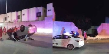 Conductor derriba barda de una casa y vuelca en Torreón, Coahuila