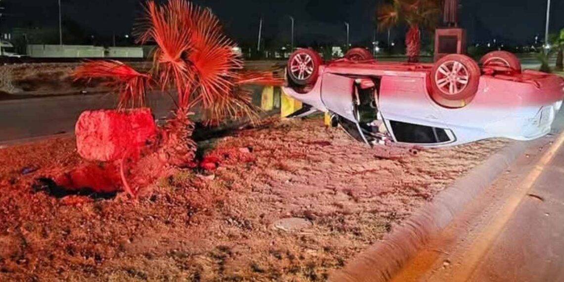 Conductor huye tras accidente con volcadura en Nuevo Laredo, Tamaulipas