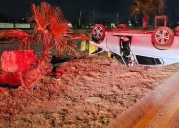 Conductor huye tras accidente con volcadura en Nuevo Laredo, Tamaulipas