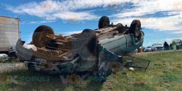 Conductor provoca cerrón y hace volcar a pareja en la Victoria a Zaragoza; hay dos heridos