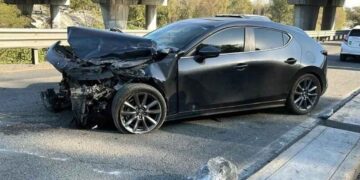 Conductor queda herido al perder el control y chocar con un muro en Guadalupe, Nuevo León