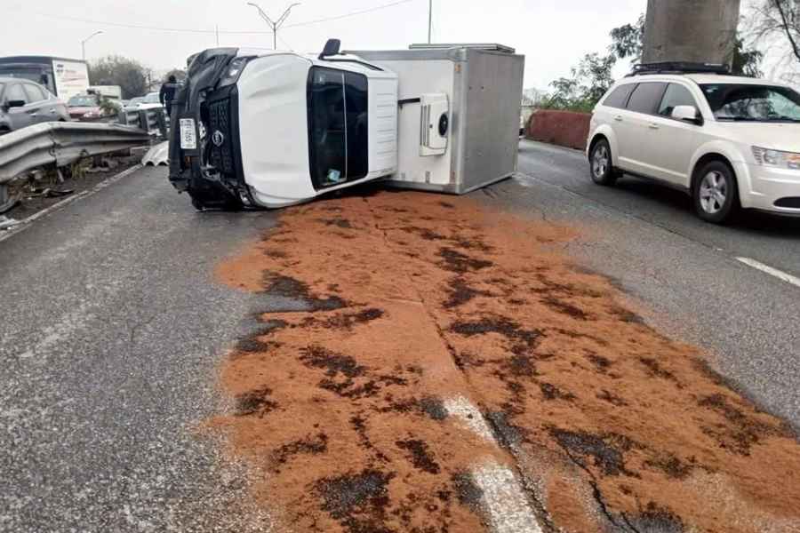 Conductor vuelca con su camioneta en los carriles exprés de la Avenida Constitución en Monterrey
