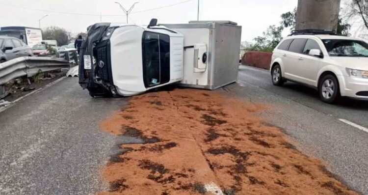 Conductor vuelca con su camioneta en los carriles exprés de la Avenida Constitución en Monterrey