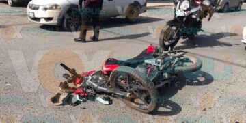 Conductora cierra el paso a motociclista y provoca accidente en Ciudad Victoria