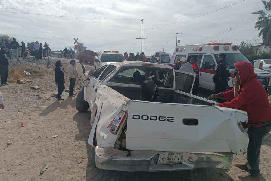 Conductora es impactada por el tren al intentar ganarle el paso en Gómez Palacio, Durango; hay 2 heridos
