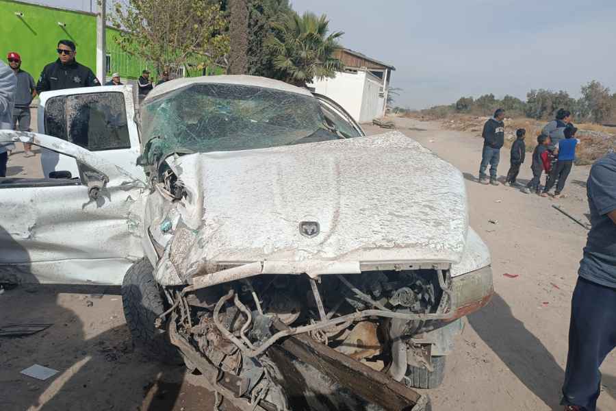 Conductora es impactada por el tren al intentar ganarle el paso en Gómez Palacio, Durango; hay 2 heridos
