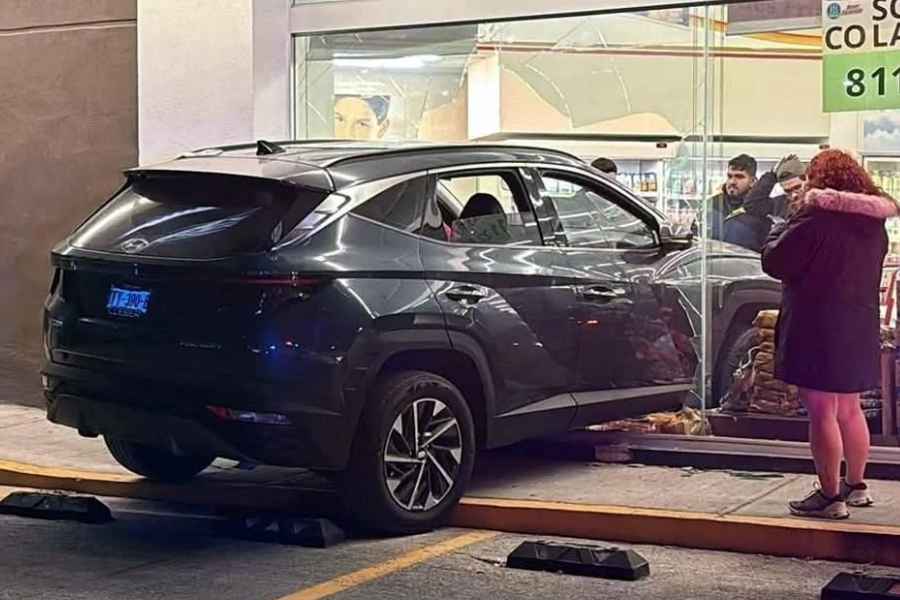 Conductora se mete a farmacia con todo y camioneta tras confundir los pedales en San Nicolás, NL