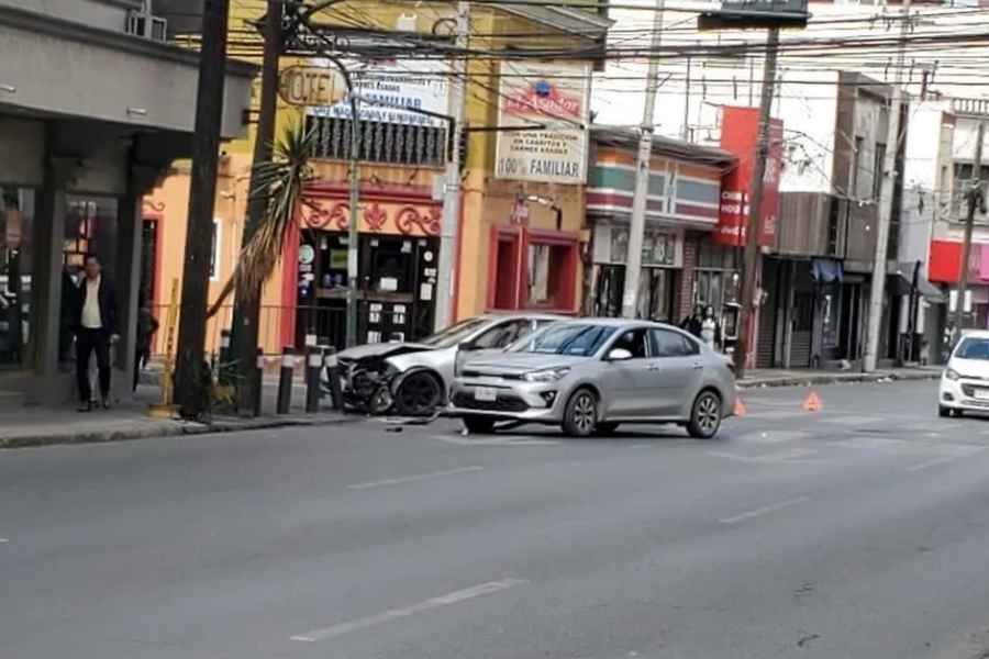Conductora se pasa el alto y causa accidente en el centro de Monterrey, Nuevo León