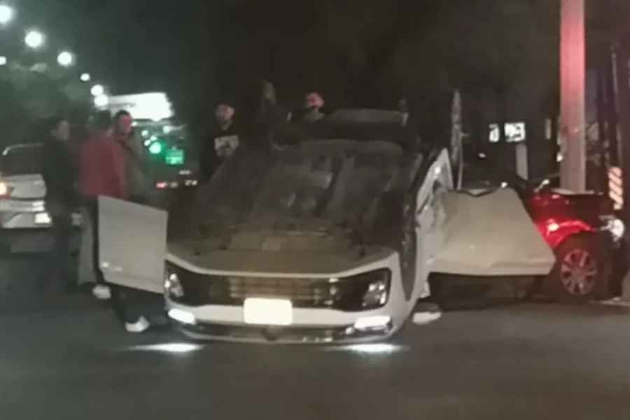 Conductoras chocan y vuelcan en la avenida Eloy Cavazos en Guadalupe, NL